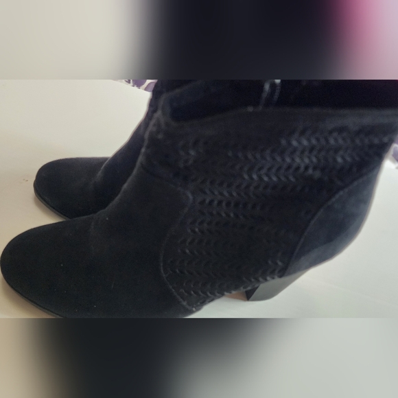Sleek Black Heeled Boots with Textured Design - Picture 5 of 9